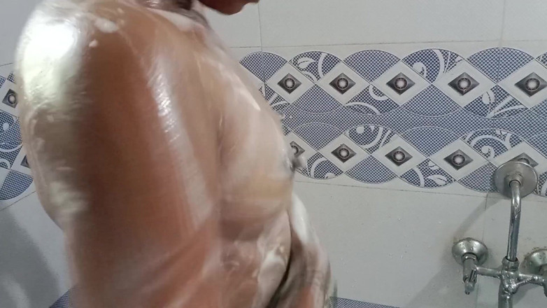 xxxSejal: 在浴室洗澡时与我的继妹发生性关系