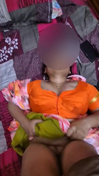 Gospodină indiană sexy Sreejaa în bluză portocalie și sari futută tare