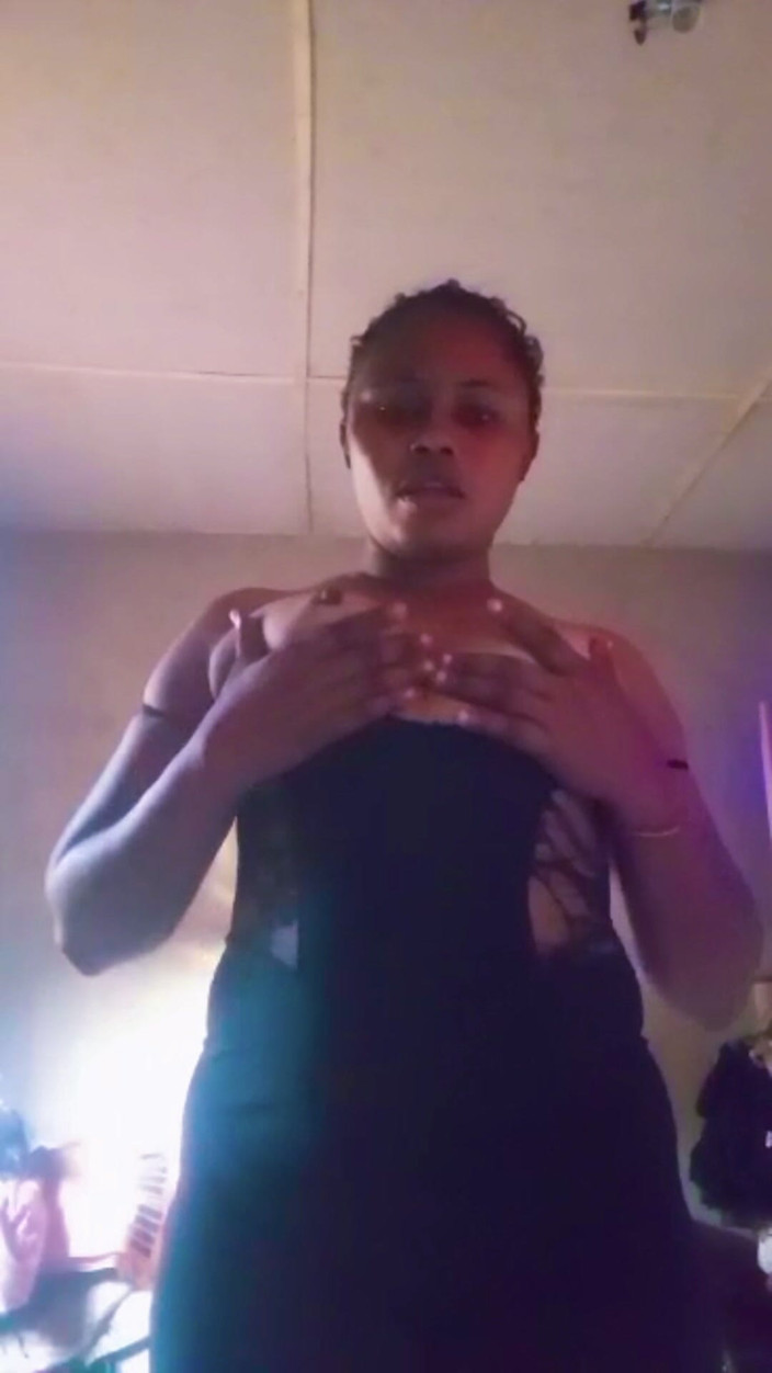Lovelee: Hony ragazza nigeriana che si tocca in un video in...