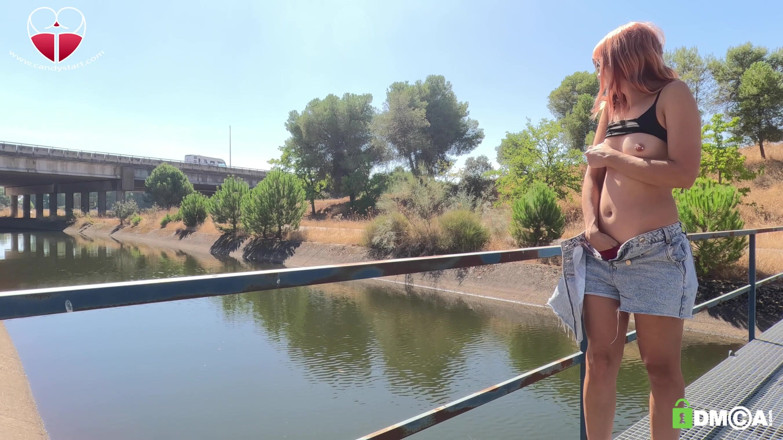 Candystart Videos: Arriesgada masturbación pública junto al río