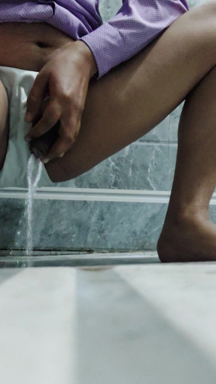 Bigcocka: Desi Indian Pissing on Bath Room