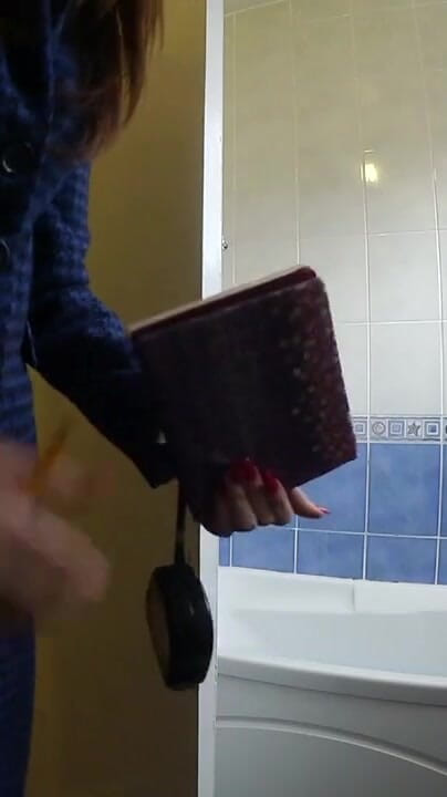 SophiaSmithUK: Agente imobiliária dá um mergulho totalmente vestido
