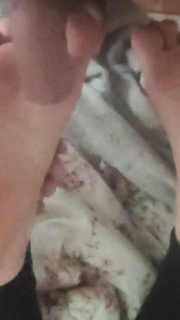 Joacă Cu Tălpile Prietenului, În Timp Ce Citește.