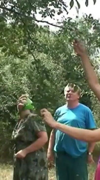 Una vecchia coppia convince una giovane mora a scopare con loro nei boschi