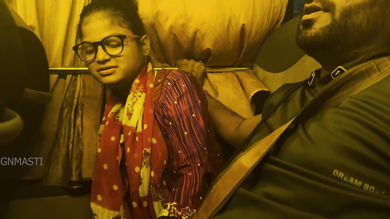 Aaka: Индийские любовники дези начинают полное видео жесткого секса с хинди в автобусе