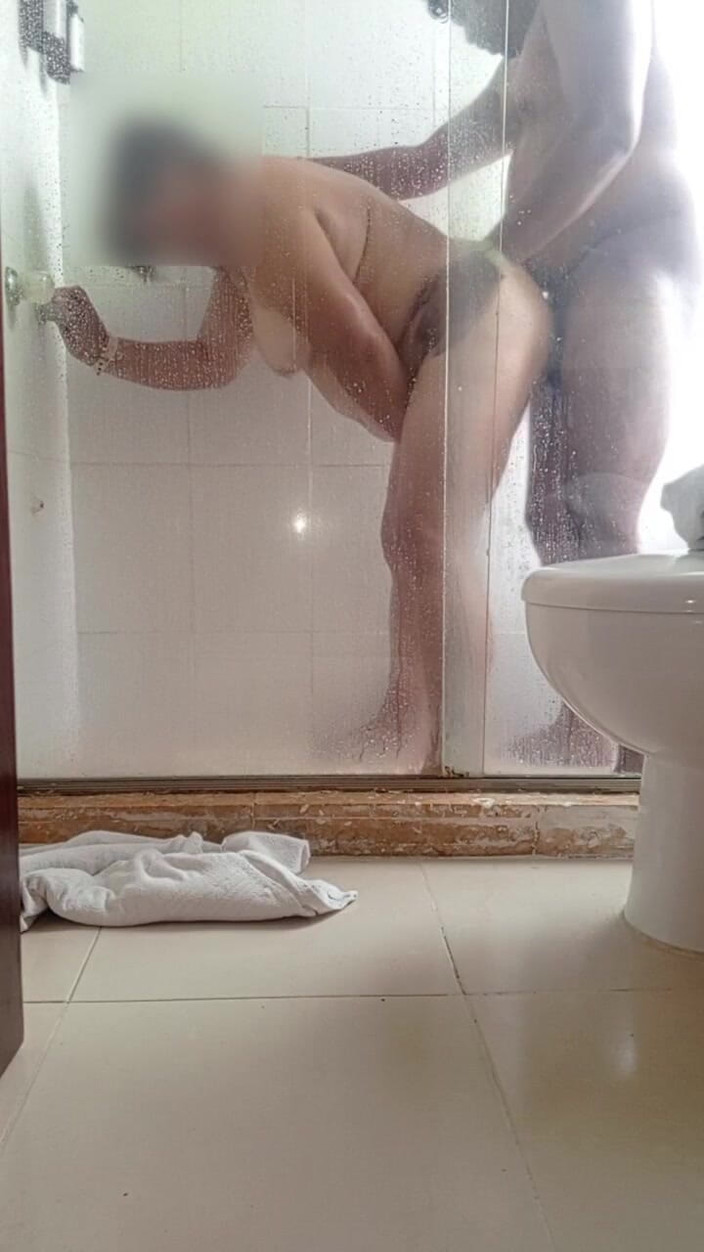 Milfta boohot: ホテルのバスルームでMILFの継母とセックス