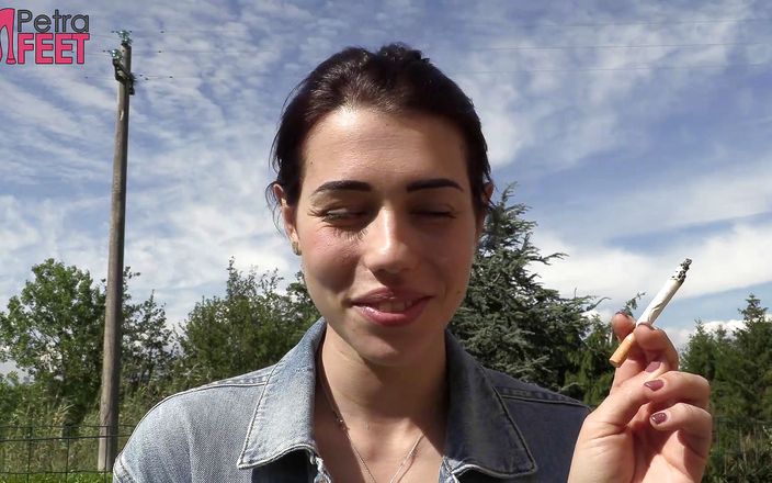 Smokin Fetish: Petra gillar att röka sina ciggaretes utomhus