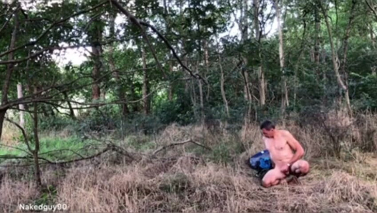 Benbinaked: Tio desnudo Cruisung en el bosque