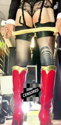 Roztomilá Femboy protahuje zadek, aby si vzal obrovské dildo!
