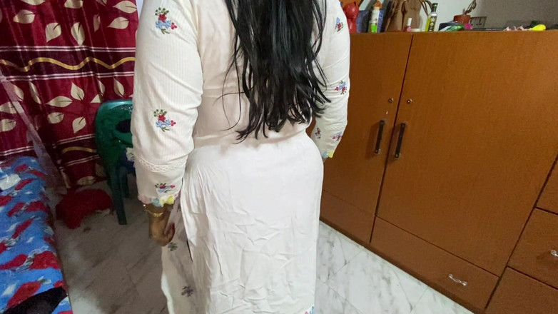 Tasnim Zara: Krásná desi kráska přichází z venčí a mění své sárí.