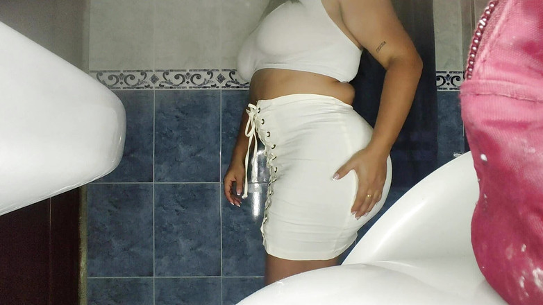 SENSESEX: 大屁股胖美女在公共厕所撒尿被抓