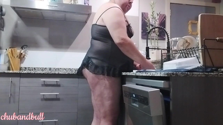 Chub_Bull: Sissy che pulisce i piatti