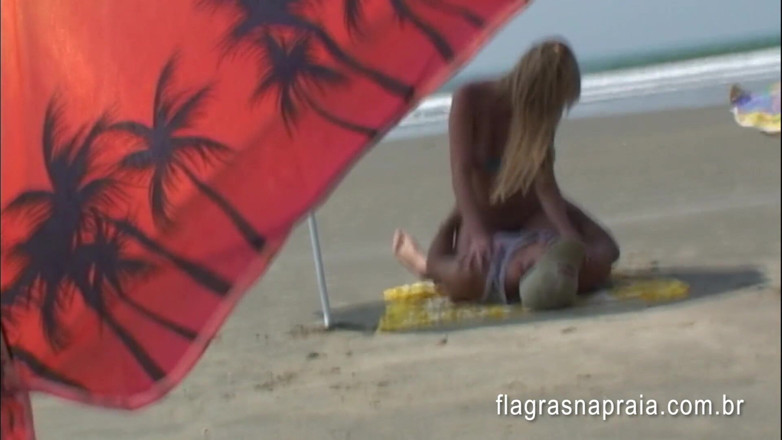 Amateurs videos: Brazilian couple having sex on the empty beach