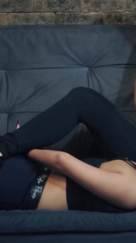 Svazování a lechtání sexy brunetky!