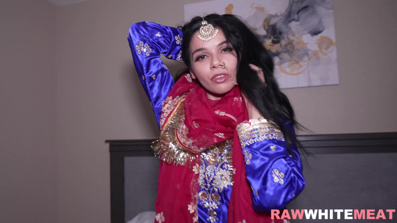 Raw White Meat: Indische slet wil het hard en ruw