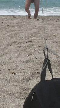 Na plaży nago ciesząc się