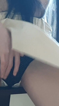 Üç orta yaşlı seksi öğretmen iş dışında mastürbasyon yapıyor