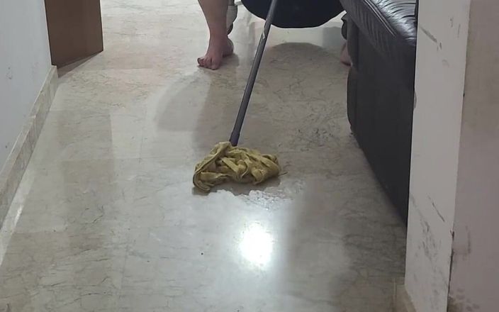 CoolMarina: Coolmarina. Tlustá zralá žena dychtivě šuká mop stick