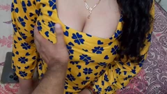 Indická krásná manželka podváděla manžela a užívala si sexu se svým šéfem v hotelovém pokoji - poprvé