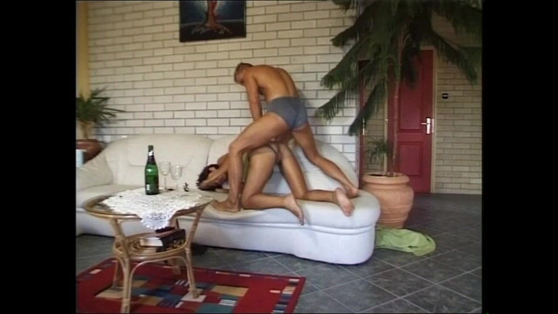 Deutschland porn: Une femme mature excitée se rend chez son ami pour...