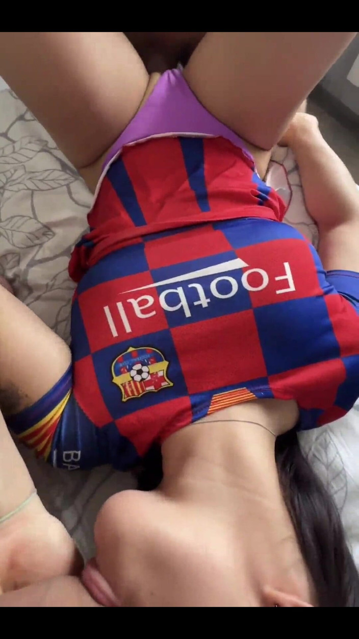 ComerZ: Hete cheerleader met een grote kont neukt twee pikken