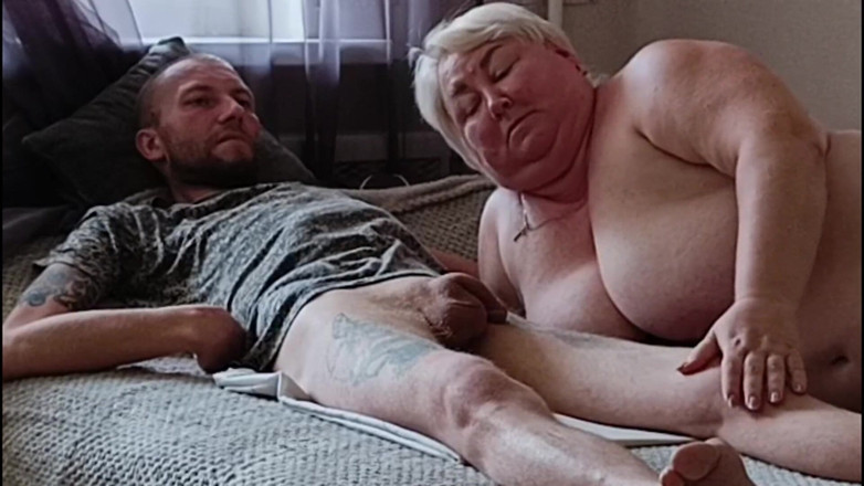 Zona901: Üvey annem yarağımı ağzıyla öğütüyor ve içine bir kısmı döl alıyor