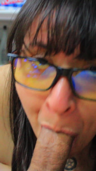 Nerdy dziwka ssie soczystego kutasa