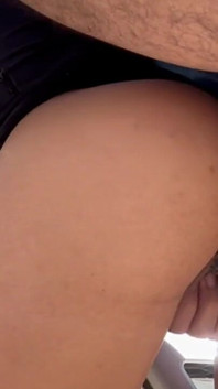 La ragazza magra con il suo arte di dare il suo culo lo lascia sborrare tutto dentro il suo culo all'aria aperta