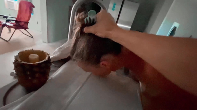 Farmers Wifey: Ratu kencing cetek di kaunter dapur air kencingnya