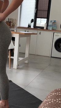 レギンス姿でお尻を出して誘惑した