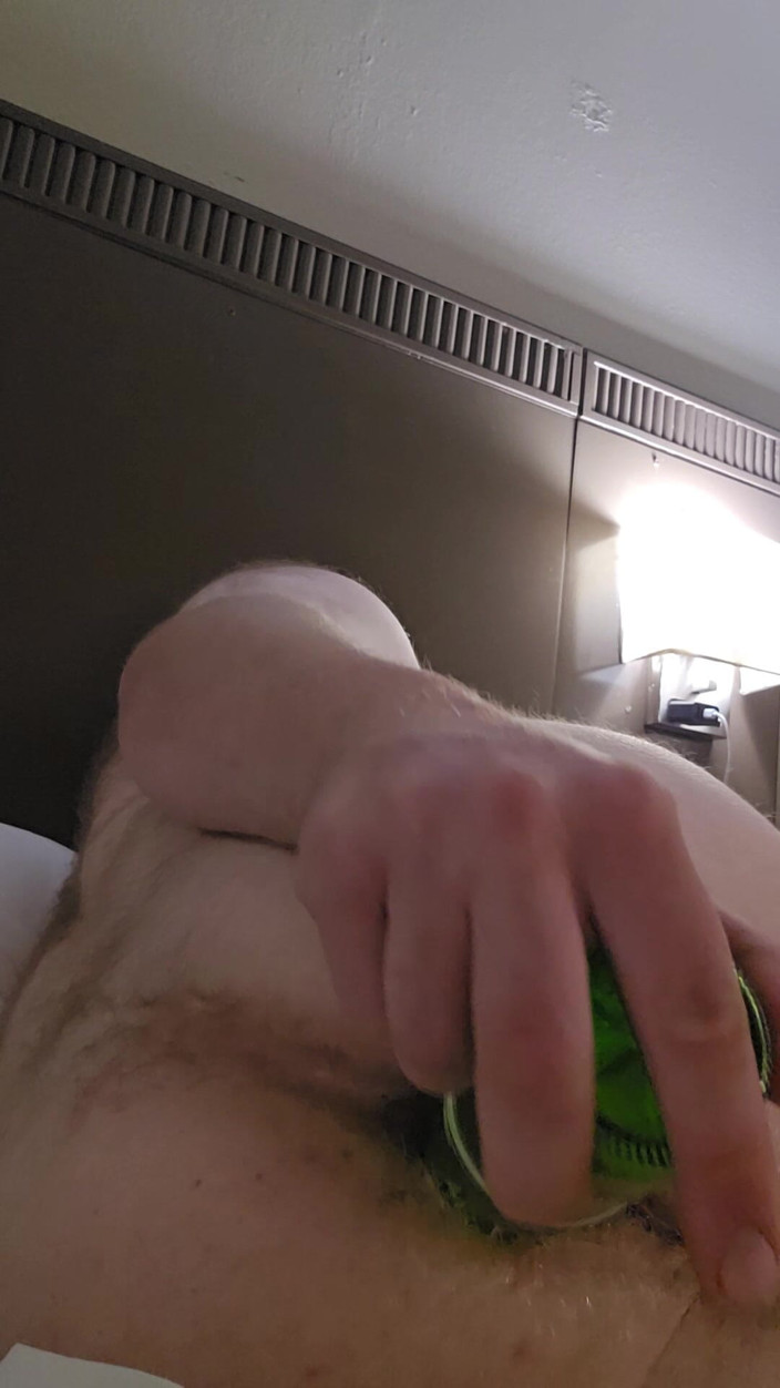 Hairy Cubb: Mengongkek pantat saya dengan botol di hotel