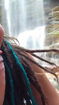 La Chatte Mouillée De Dreadhot Se Fait Baiser Sous Les Cascades