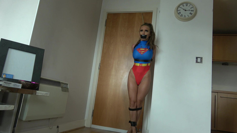 Latina Fetish: エマのハロウィン・ナイトメア:逃れられないベルトボンデージで縛られテープで縛られたスーパーウーマン!