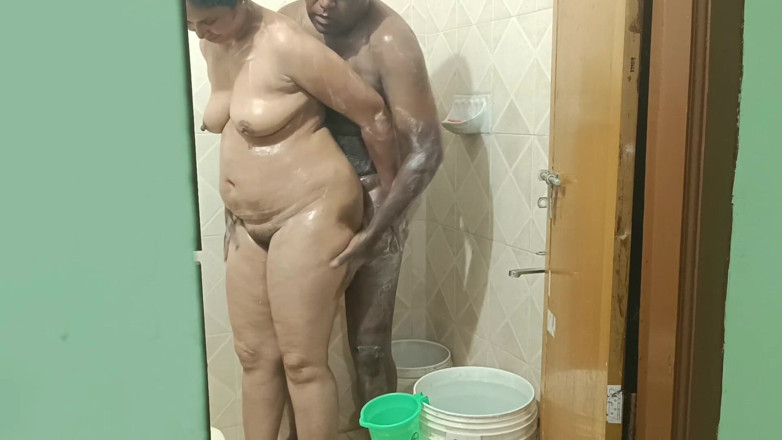 Sexy sindu: bhaartiy patni ki baathroom men chudaee