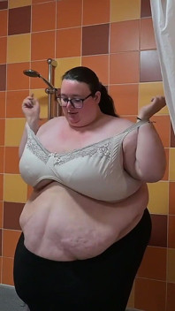 Ssbbw entra em roupa de banho apertada