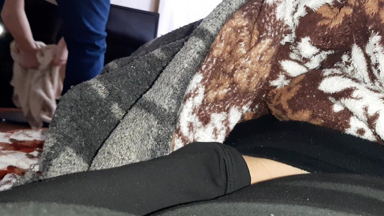 Lesbian-illusion: Mientras mi madrastra está limpiando el apartamento, la miro y...