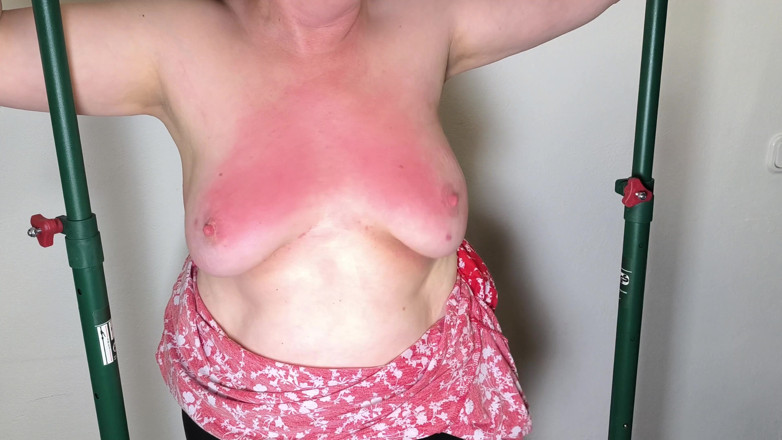 Bouncy Tits Action: Noel için acı verici meme seansı