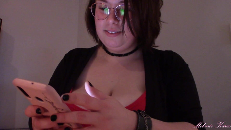 Melonie Kares: Przyjaciel flirtuje z tobą na imprezie (podłączenie) POV