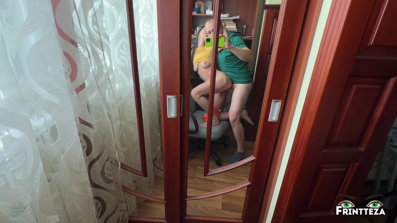 Frintteza: Nevlastní syn přislíbil, že pomůže macechě s počítačem po creampie v...