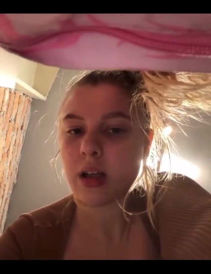 JuiceLussie: Anální šukání a hodně stříkání v šatně