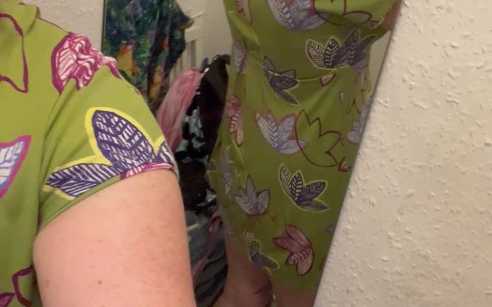 MistressWriggler: スターク・ボロックは、新しい服を試着しながら公の場で裸になりました。パート 2/2.