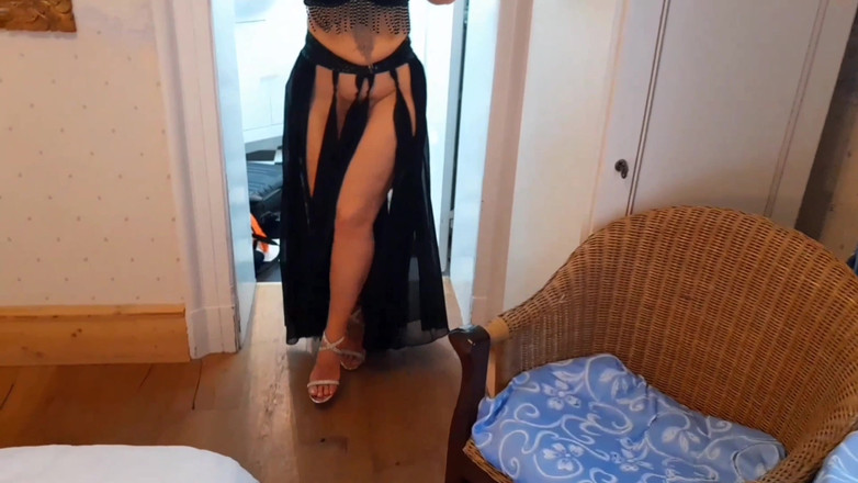 Selena701: Mưa vàng, tạo dáng và trò chơi tình dục của...