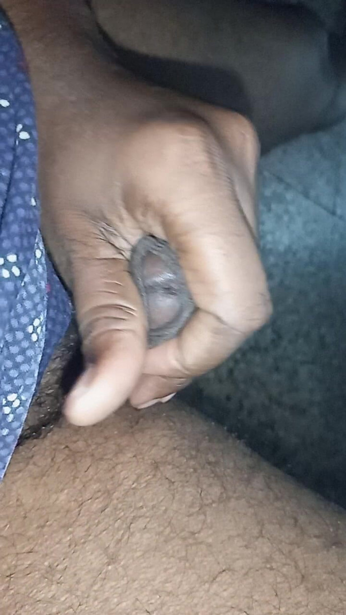 Fucking my wife: Африканский гей с большим членом на улице мастурбирует