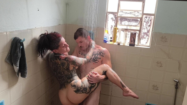 Carmona's films: Großer Arsch In Der Dusche