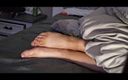 CrayCrayCouple69: Sexy milf footjob stříkání na nohy