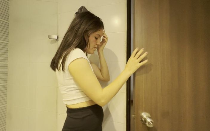 scarlettandc: Komşumun banyosunda o fark etmeden mastürbasyon yapıyorum