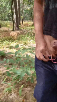 Pisciare molto dopo una passeggiata nuda spontanea nella foresta