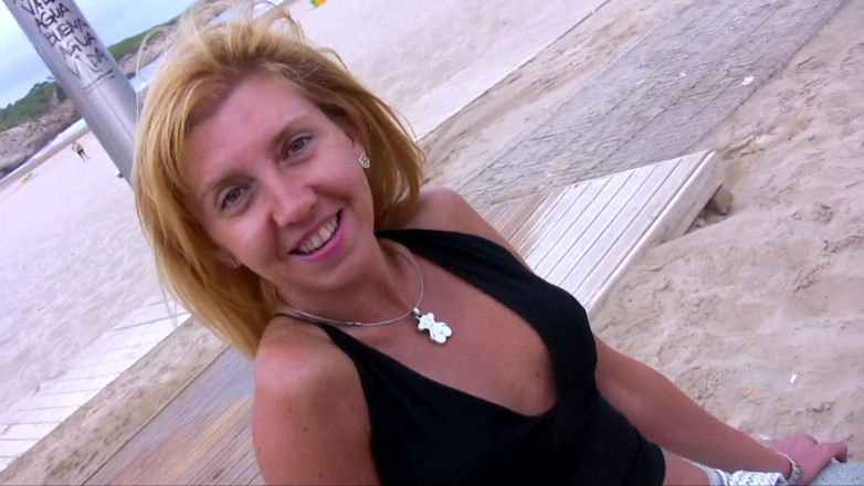 Slutty Milf: Toda la rubia natural toma anal duro