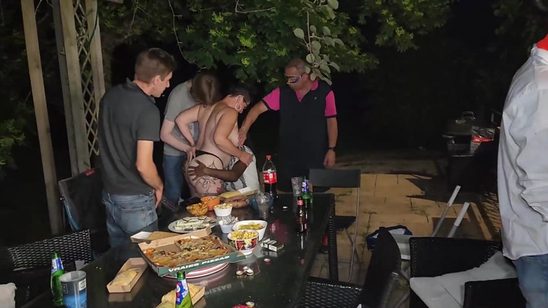 Sexymarghot: Orgie libertină cu 11 tipi pentru 2 milf curvă