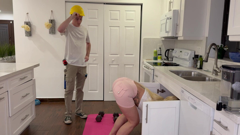 Leo Valentino: 出轨的丰满热辣金发女郎的阴户被水管工和她的男友填满